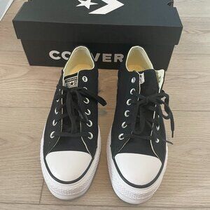 Converse Women's Chuck Taylor All Star Lift Low Top in Black - 8.5